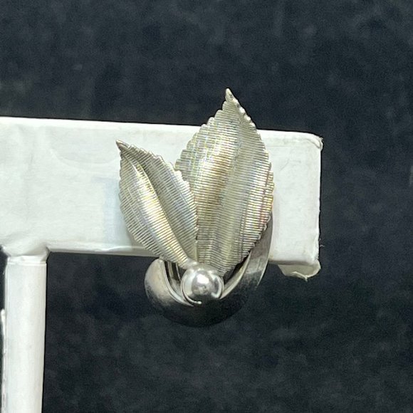 Vintage A & Z Chain Co Sterling Silver Leaf Screw Back Earrings Signed (3513) - Picture 3 of 5